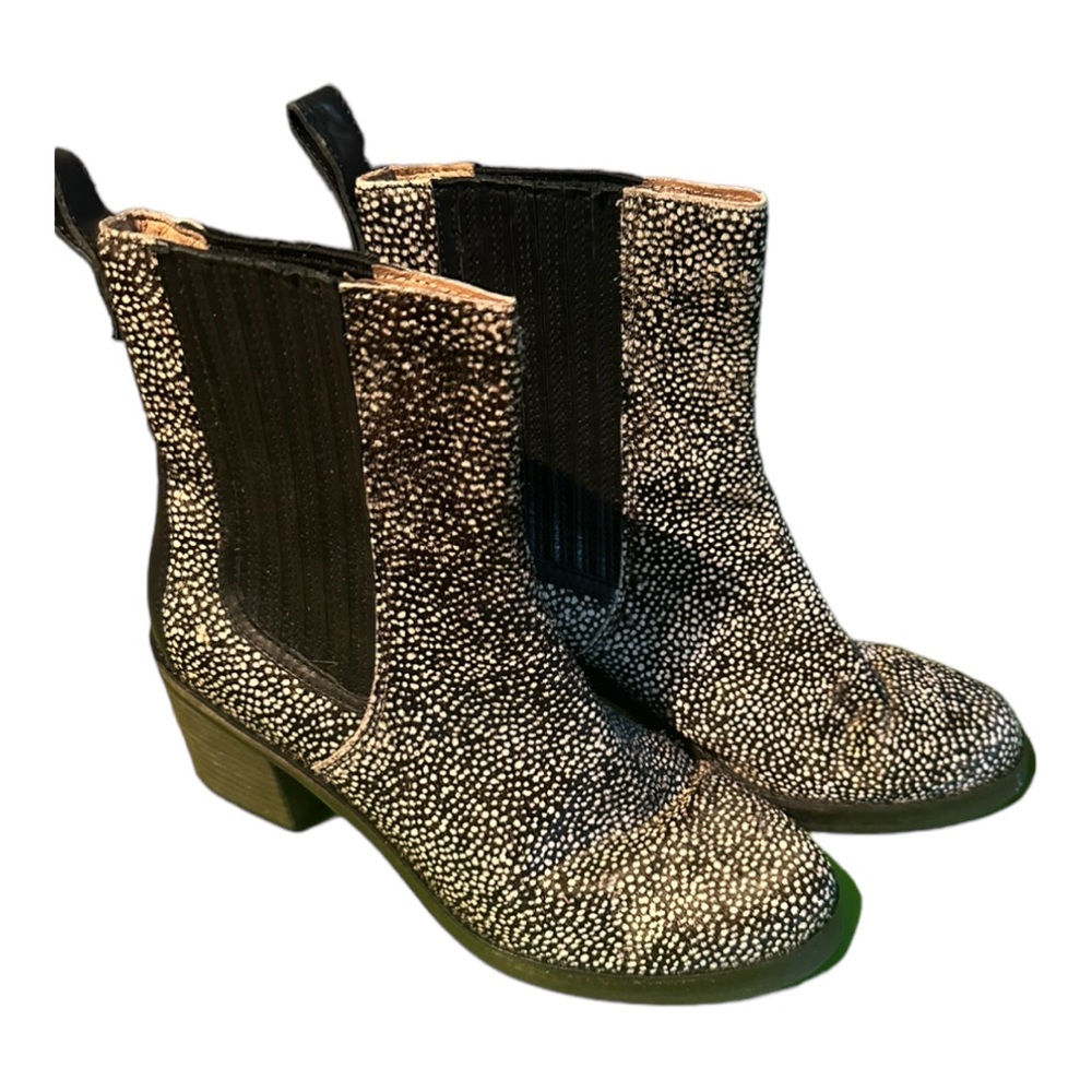Woman size 8 ankle boots UGG used